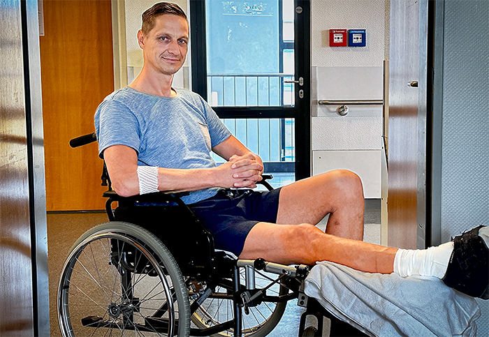 Fotograf Dirk Dittrich aus Sömmerda im Rollstuhl in der Klinik Bergmannstrost in Halle