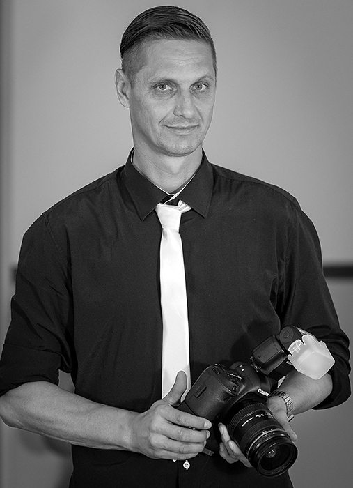 Fotograf und Gründer der Brand StreetwearX Dirk Dittrich aus Sömmerda mit Kamera auf schwarz-weiß Foto