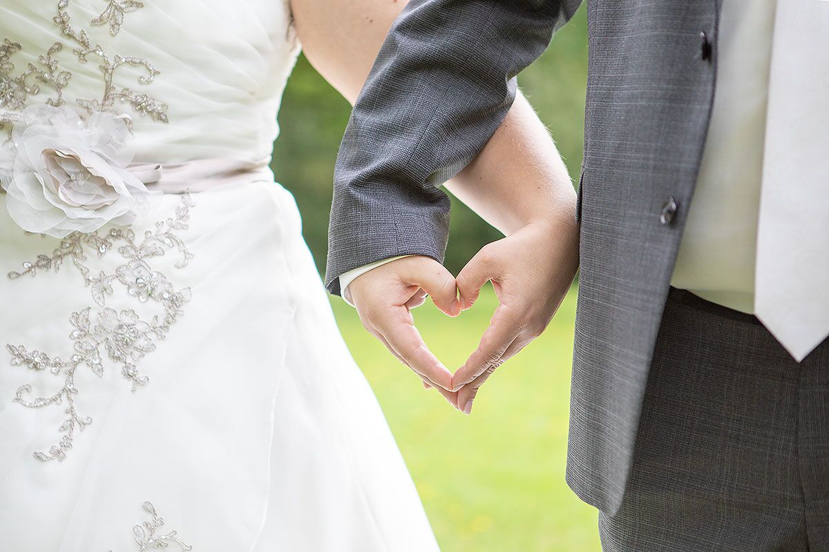 Hochzeit Detail Handherz Brautpaar Ringe Gefuehl