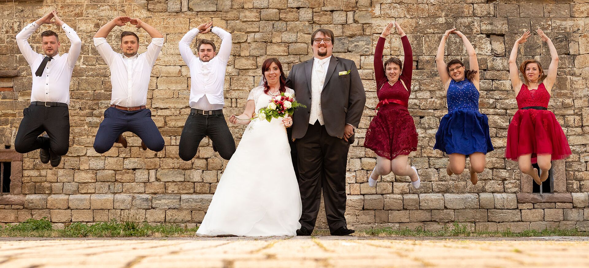 Hochzeitsgesellschaft springt Freude Feier Dirk Dittrich