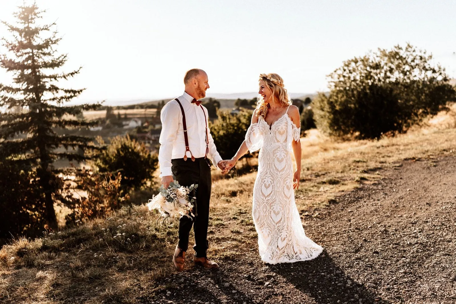 Brautpaar bei einer freien Trauung in der Heide, fotografiert von Kathrin Streuber