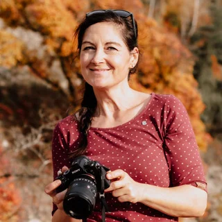 Kathrin Streuber, Hochzeitsfotografin aus Soemmerda, mit ihrer Kamera