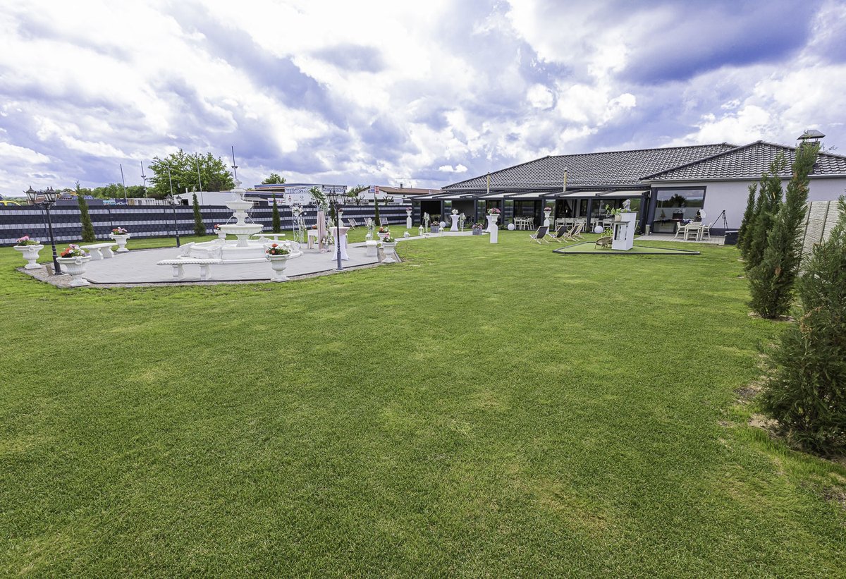 Bepflanzter Gartenbereich des Villa Restaurant Sömmerda mit Sitzgelegenheiten und Blumen