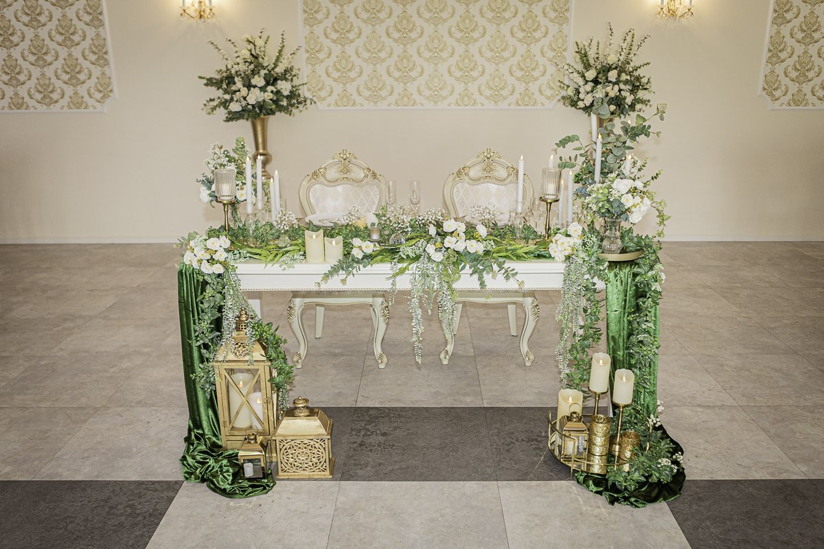Blick durch den Saal des Villa Restaurant Sömmerda mit eingedeckten Tischen