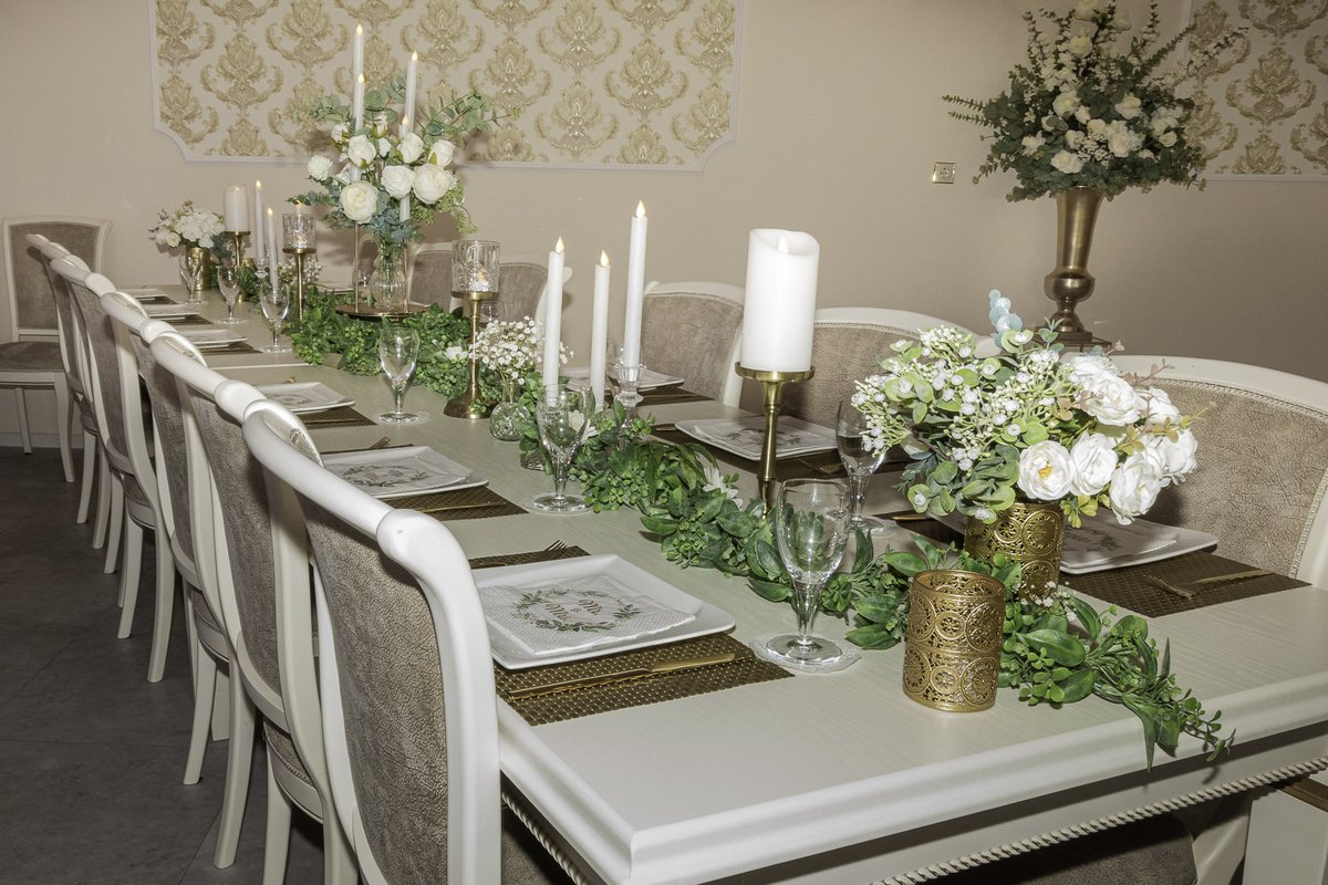 Durchgehende Tafel für eine große Gesellschaft im Saal des Villa Restaurant Sömmerda