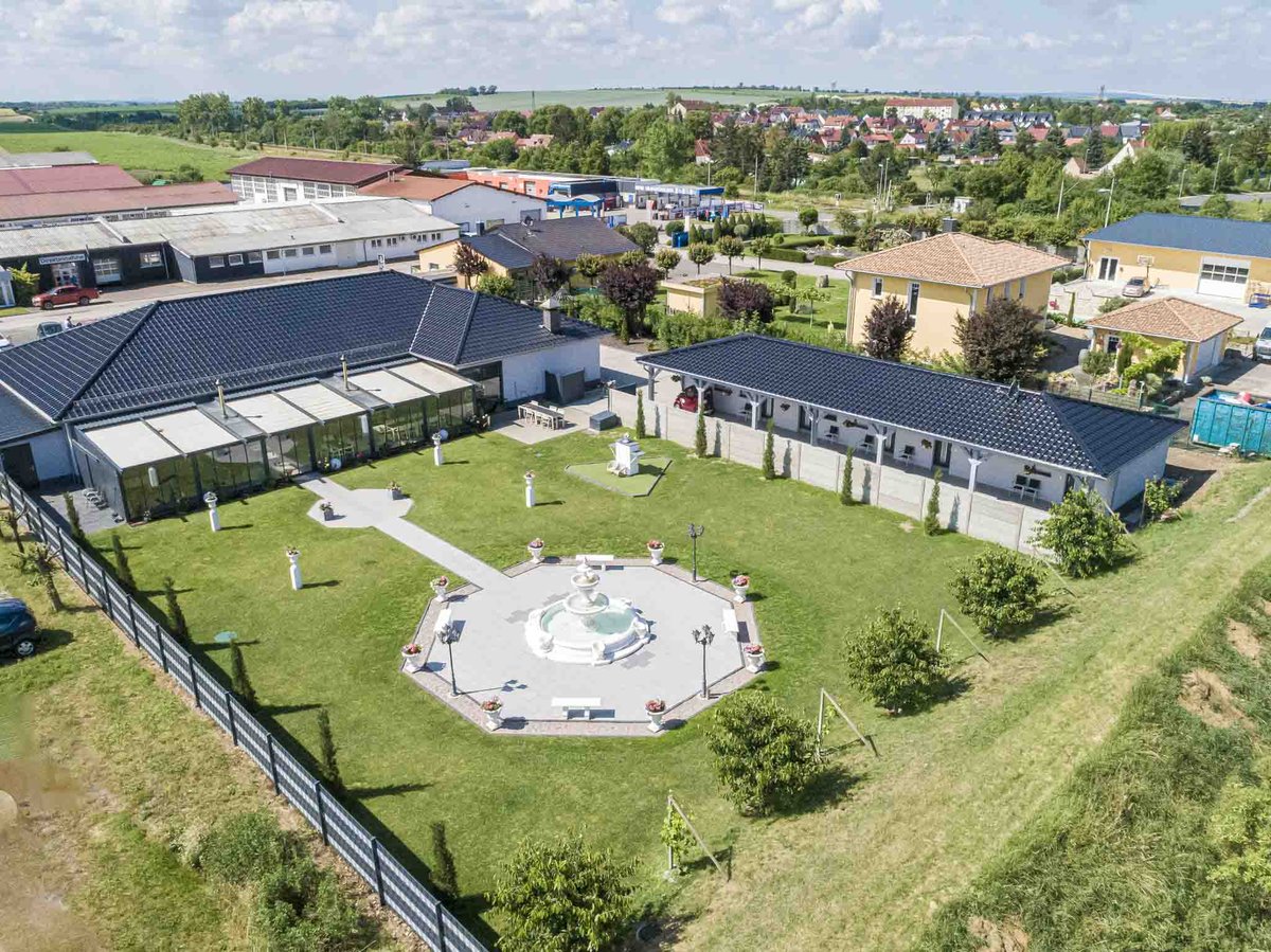 Luftbild des Villa Restaurant Sömmerda: verglaster Wintergarten, Garten mit Brunnen und die Apartments liegen auf einem Grundstück