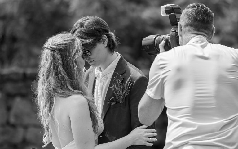 Dirk Dittrich fotografiert ein Brautpaar bei einer Hochzeit in Thüringen