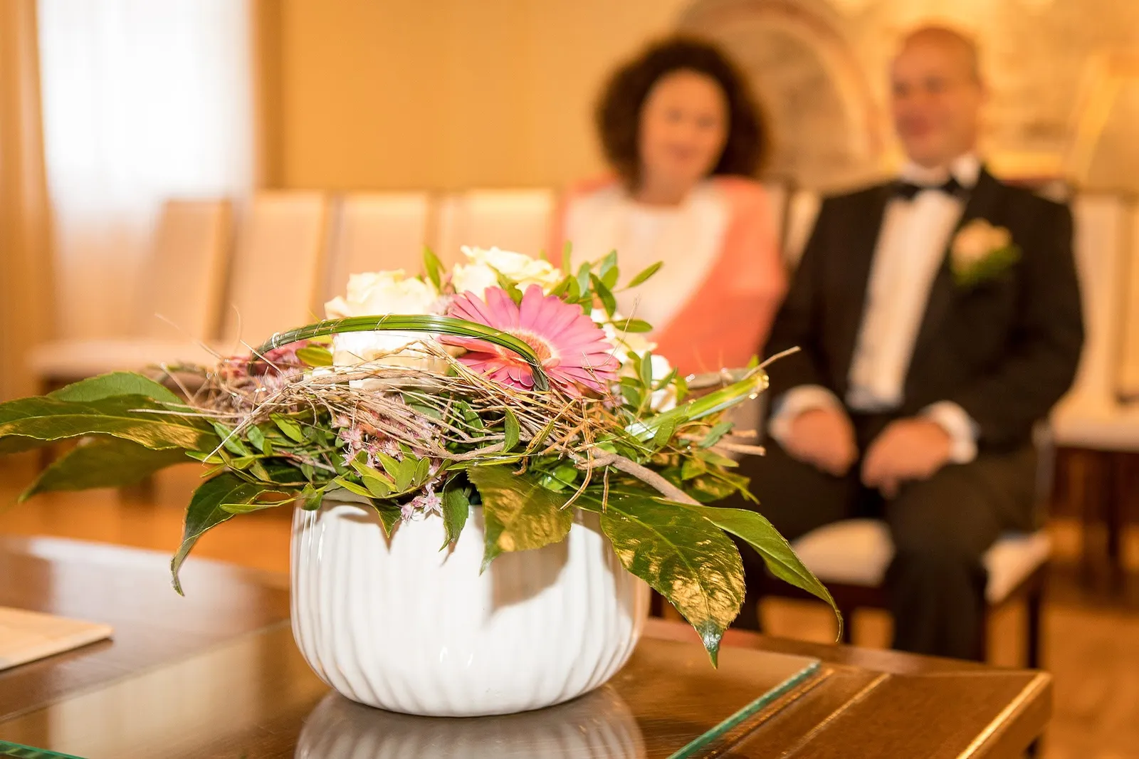 Blumendekoration in weisser Vase in der Kirche, Hochzeitsfotograf Sömmerda