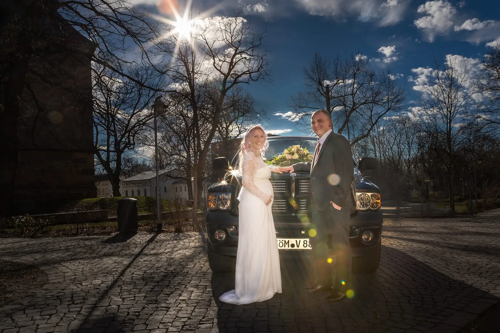 Braut am beleuchteten Hochzeitsauto bei Nacht, Hochzeitsfotografie Sömmerda