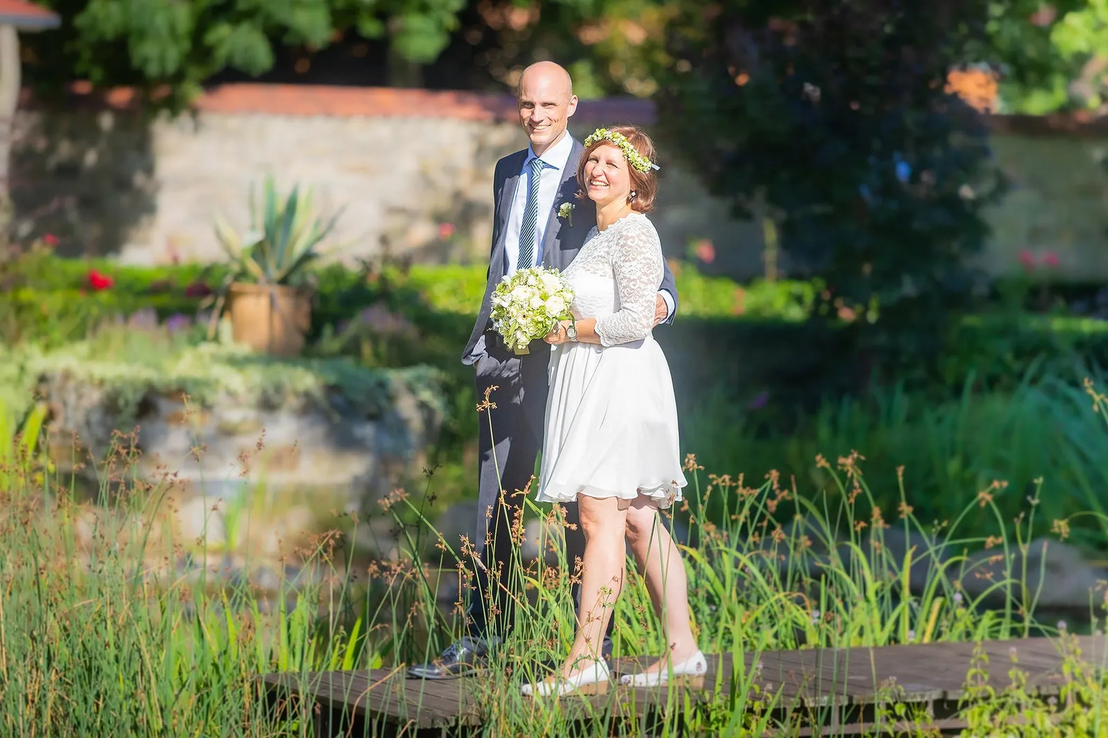 Braut am Teich im sommerlichen Kleid, Hochzeitsfotografie Sömmerda