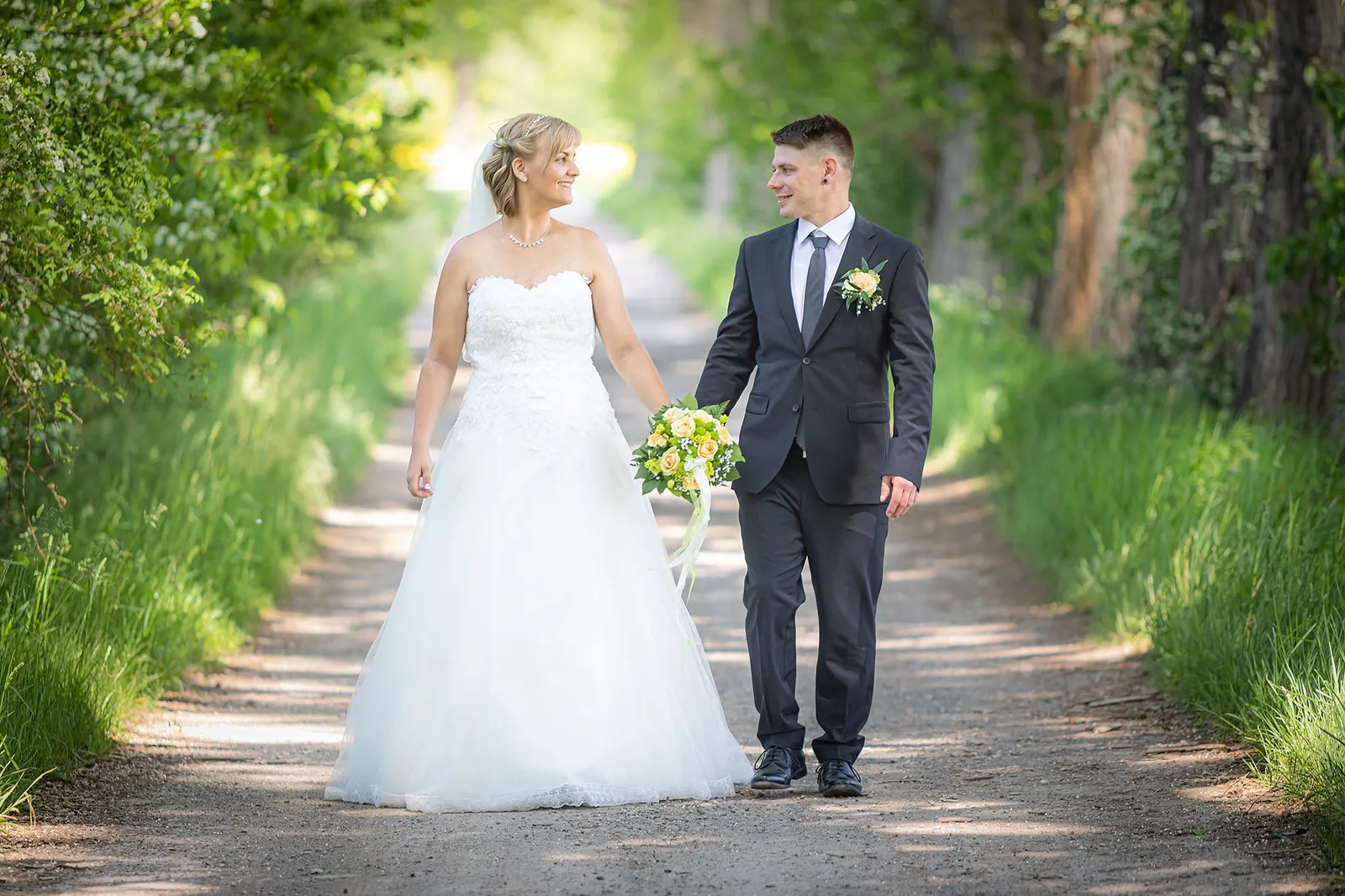 Brautpaar in langer Baumallee, Hochzeitsfotografie Sömmerda