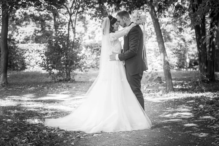 Brautpaar in Schwarzweiss in einer Allee, Hochzeitsfotografie Sömmerda