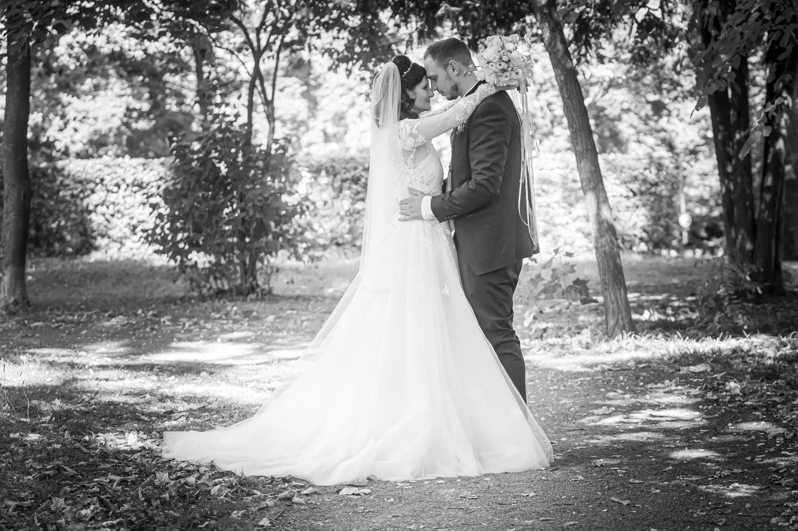Brautpaar in Schwarzweiss in einer Allee, Hochzeitsfotografie Sömmerda