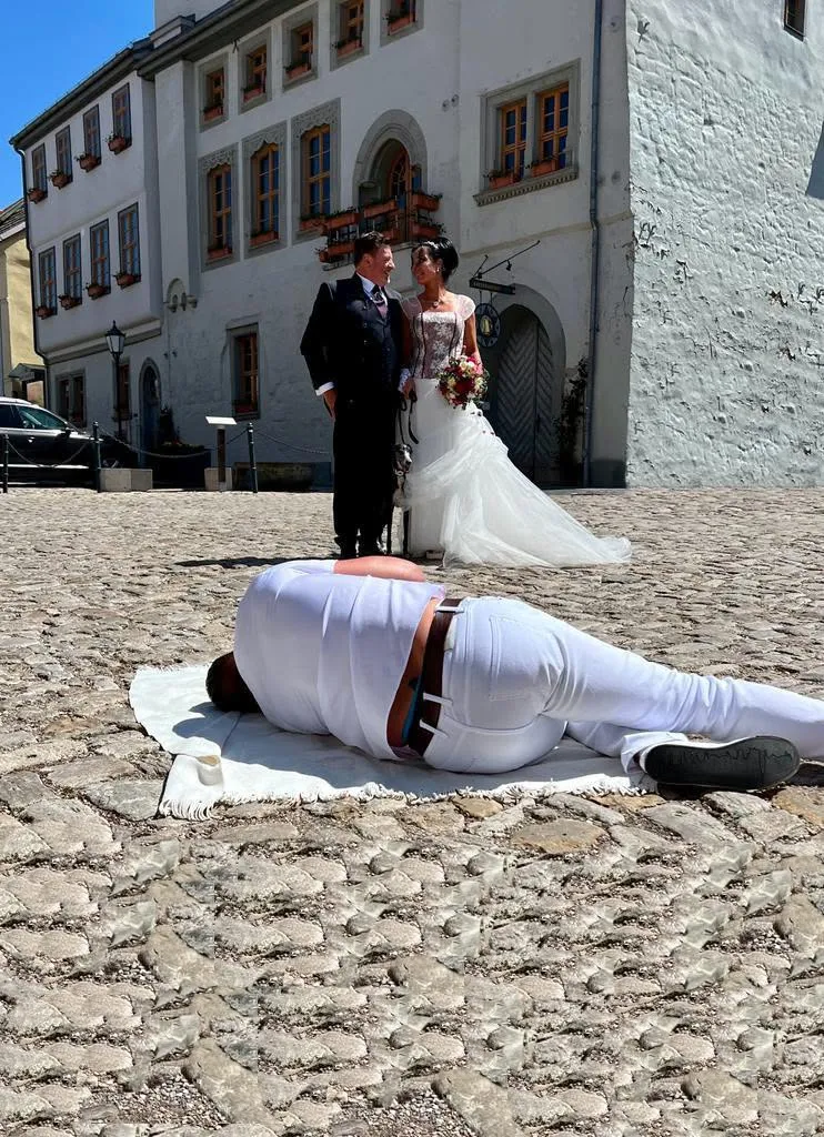 Humorvolles Hochzeitsfoto in der Altstadt, Bräutigam am Boden, Hochzeitsfotograf Sömmerda