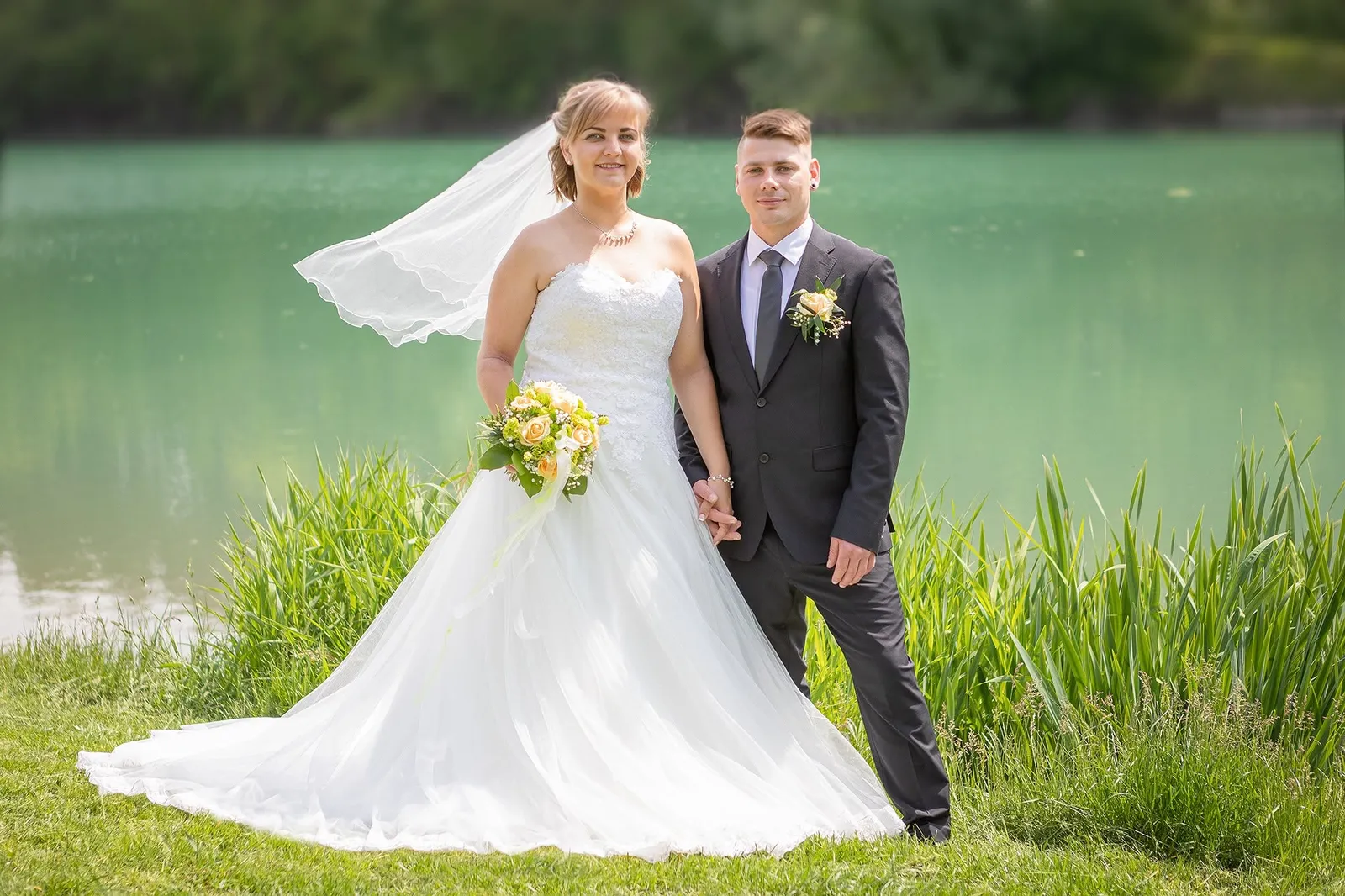 Brautpaar am See mit gelbem Brautstrauss, Hochzeitsfotograf Sömmerda