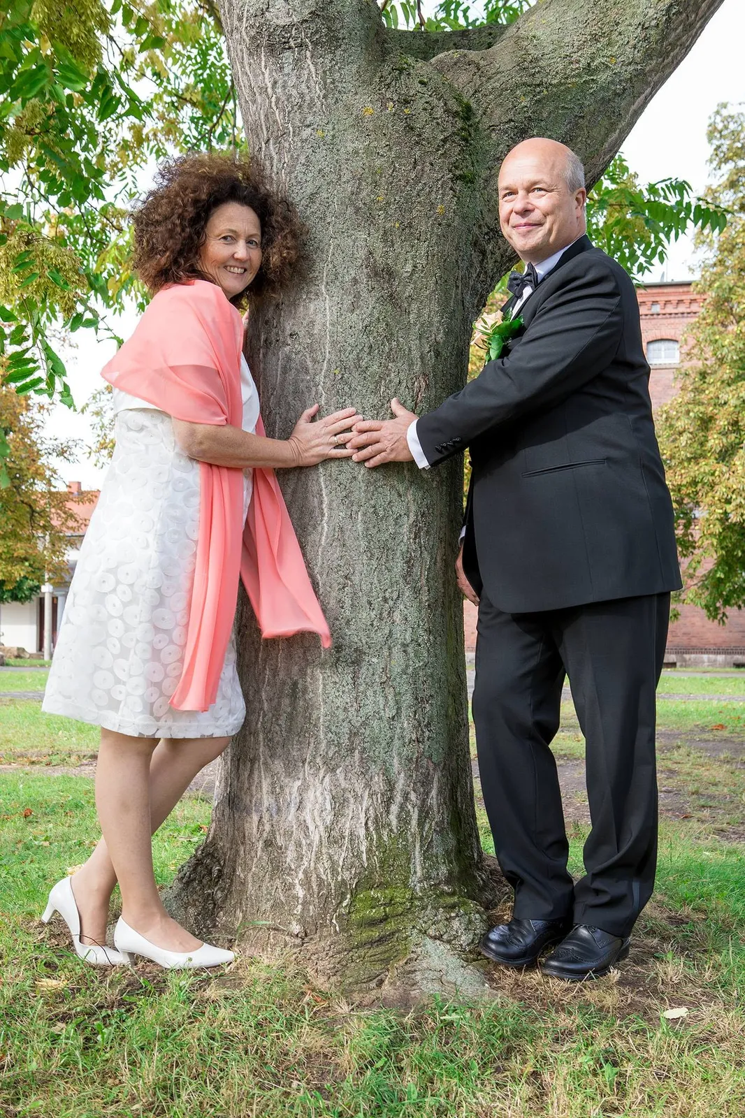 Brautpaar hält Hände an einem Baum, Hochzeitsfotografie Sömmerda