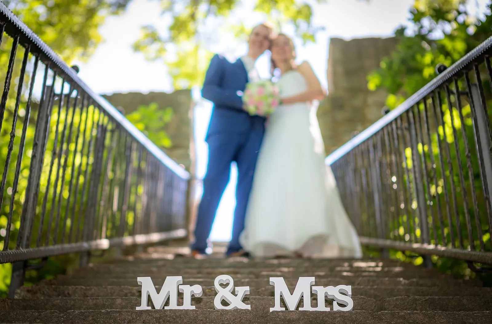 Brautpaar auf einer Brücke mit Mr und Mrs Schriftzug, Hochzeitsfotograf Sömmerda