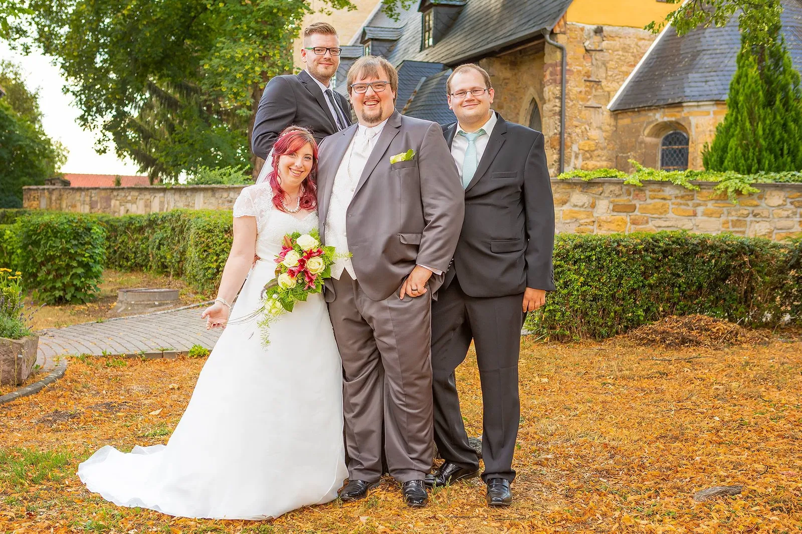 Brautpaar mit Familie vor festlicher Kulisse, Hochzeitsfotograf Sömmerda
