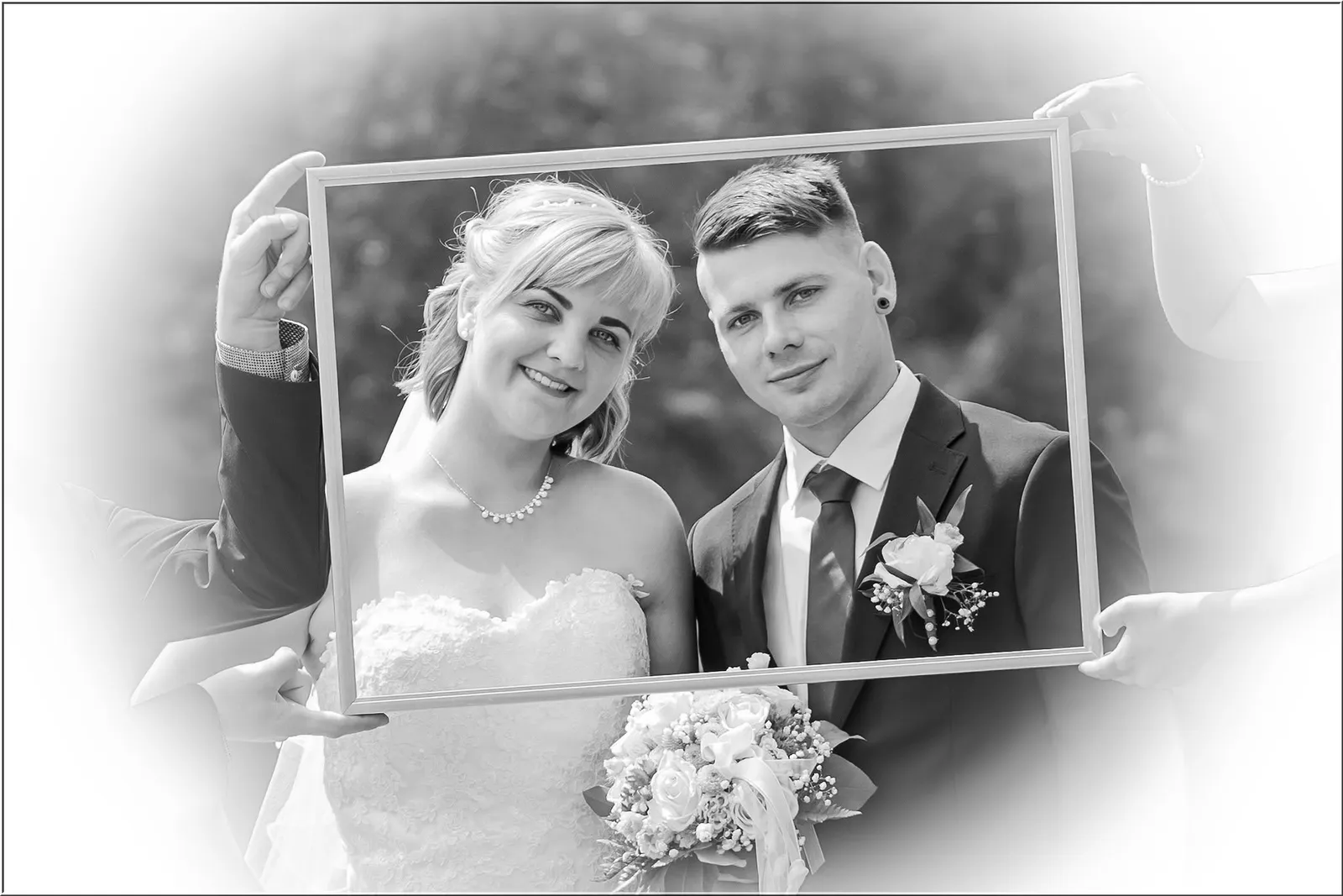 Künstlerisches Schwarzweiss Foto des Brautpaars mit Rahmen, Hochzeitsfotograf Sömmerda