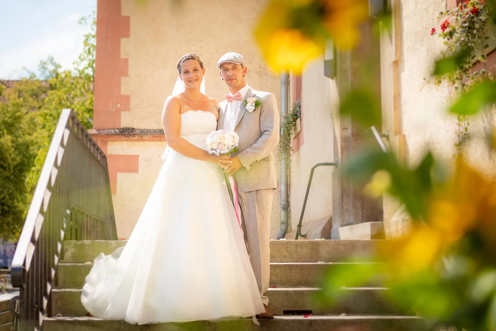 Brautpaar im warmen Gegenlicht, Hochzeitsfotografie Sömmerda
