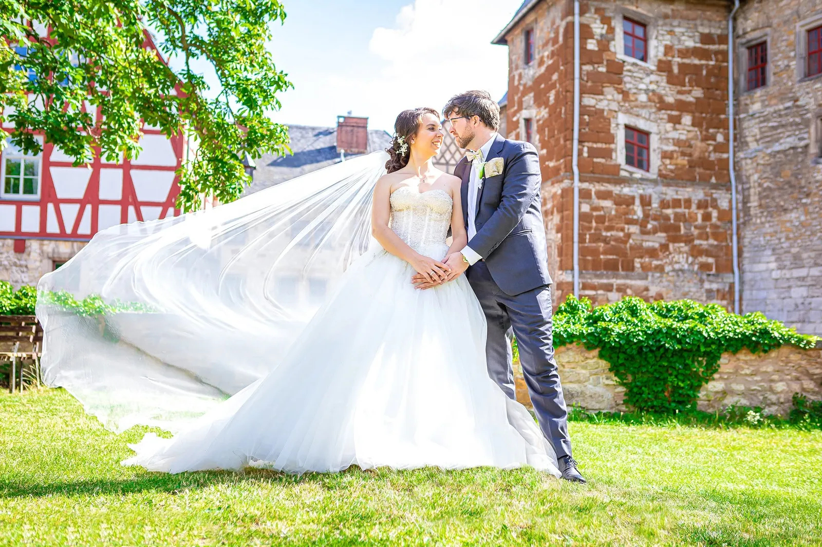 Brautpaar vor historischem Gutshof, Hochzeitsfotograf Sömmerda Dirk Dittrich