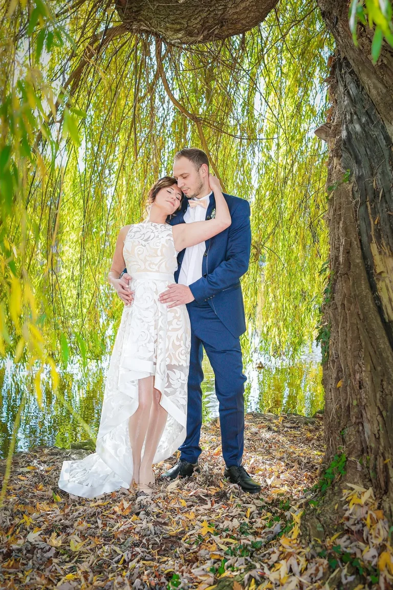 Brautpaar küsst sich unter einer Trauerweide, romantische Hochzeitsfotografie Sömmerda