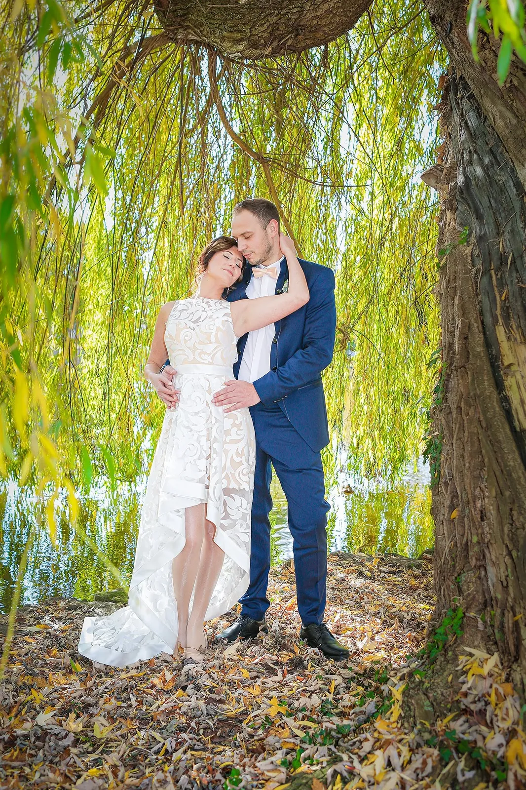 Brautpaar küsst sich unter einer Trauerweide, romantische Hochzeitsfotografie Sömmerda