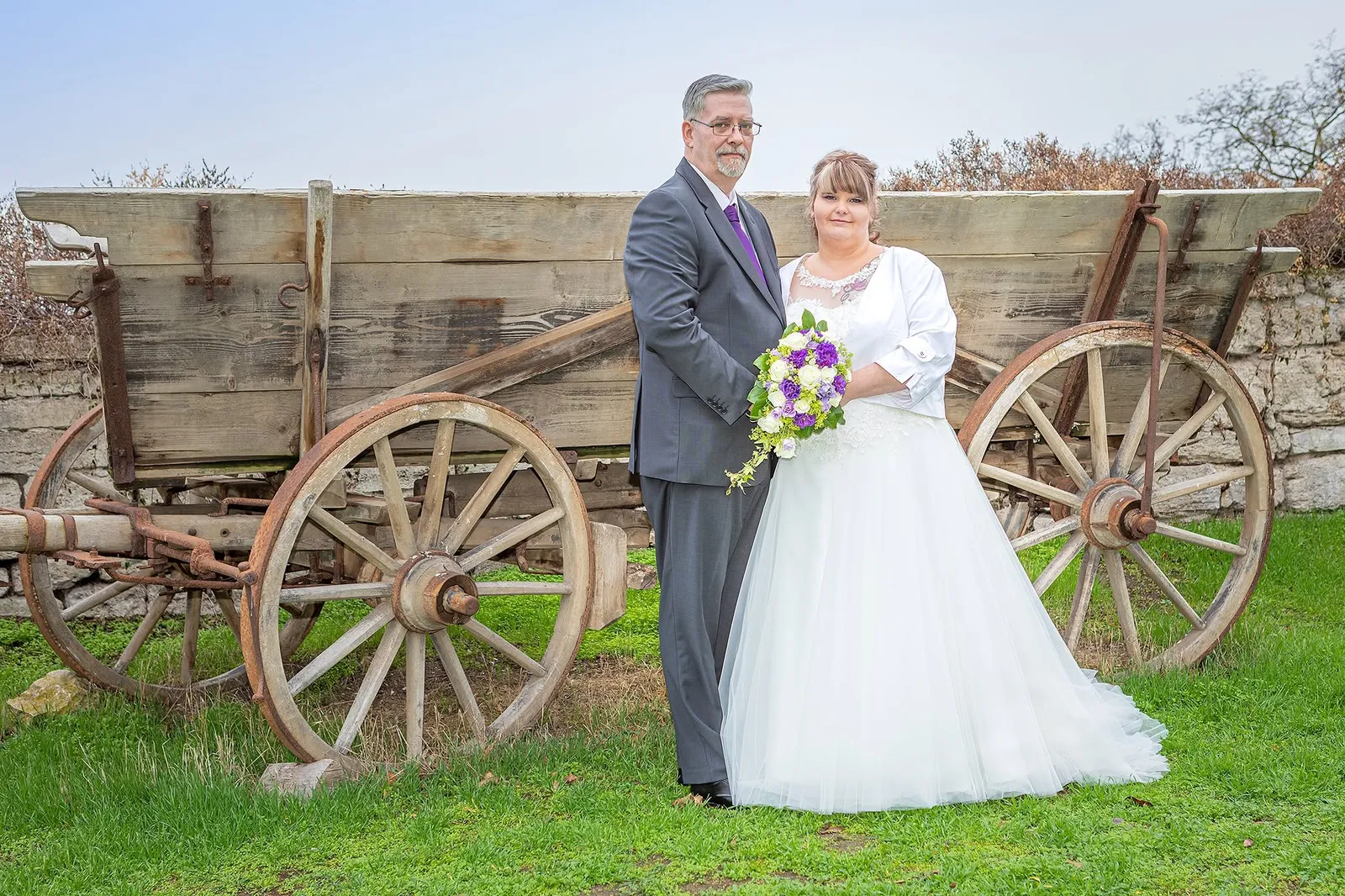 Brautpaar vor altem Leiterwagen, Landhochzeit Hochzeitsfotografie Sömmerda