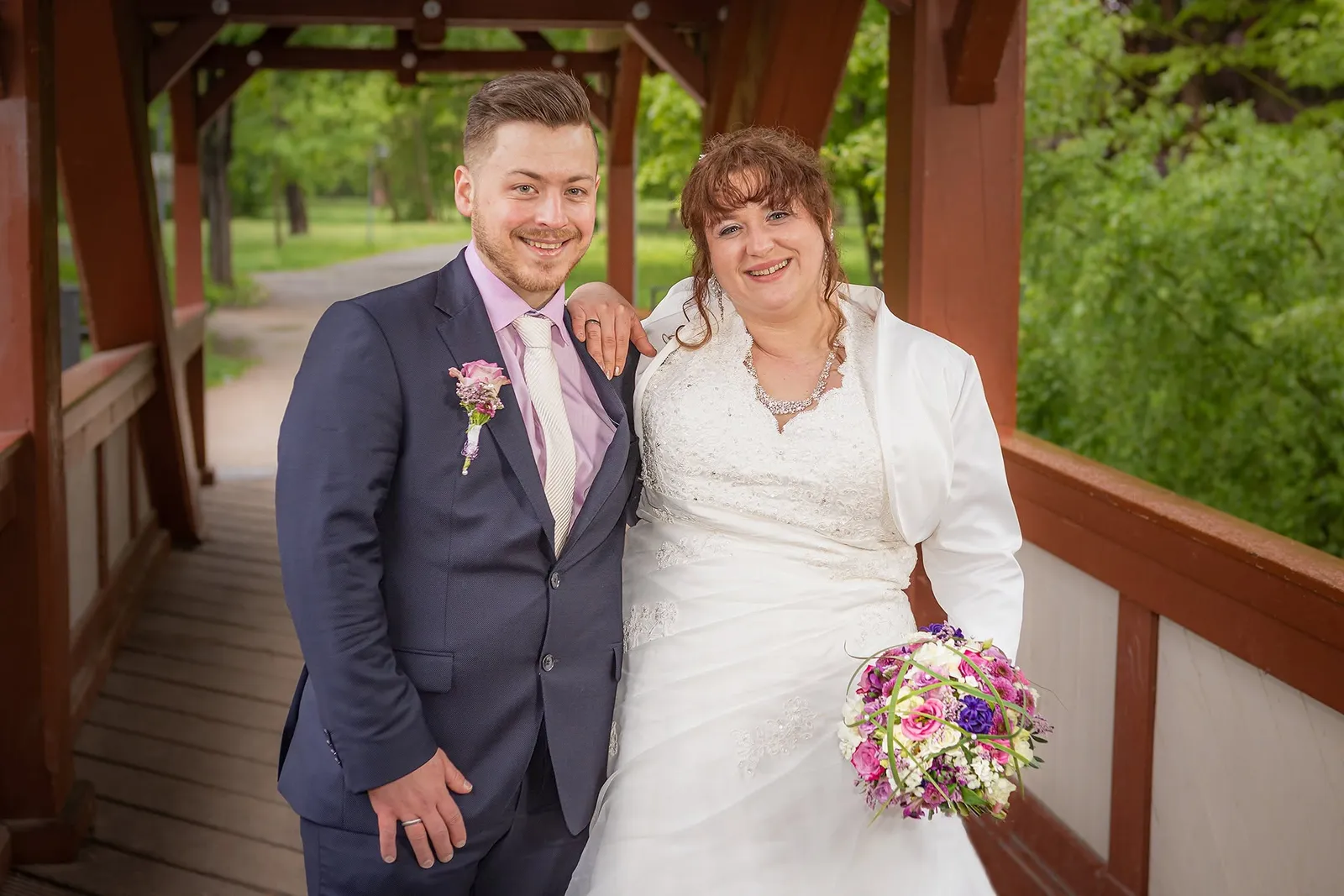 Brautpaar im überdachten Pavillon, Hochzeitsfotografie Sömmerda