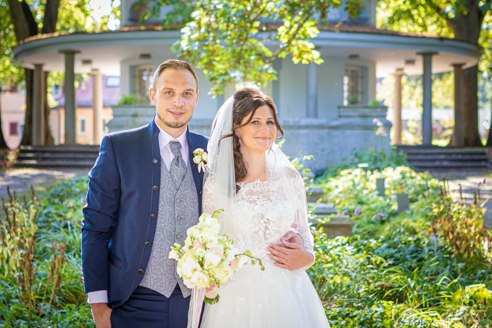 Brautpaar vor einem Gartenpavillon, Hochzeitsfotograf Sömmerda