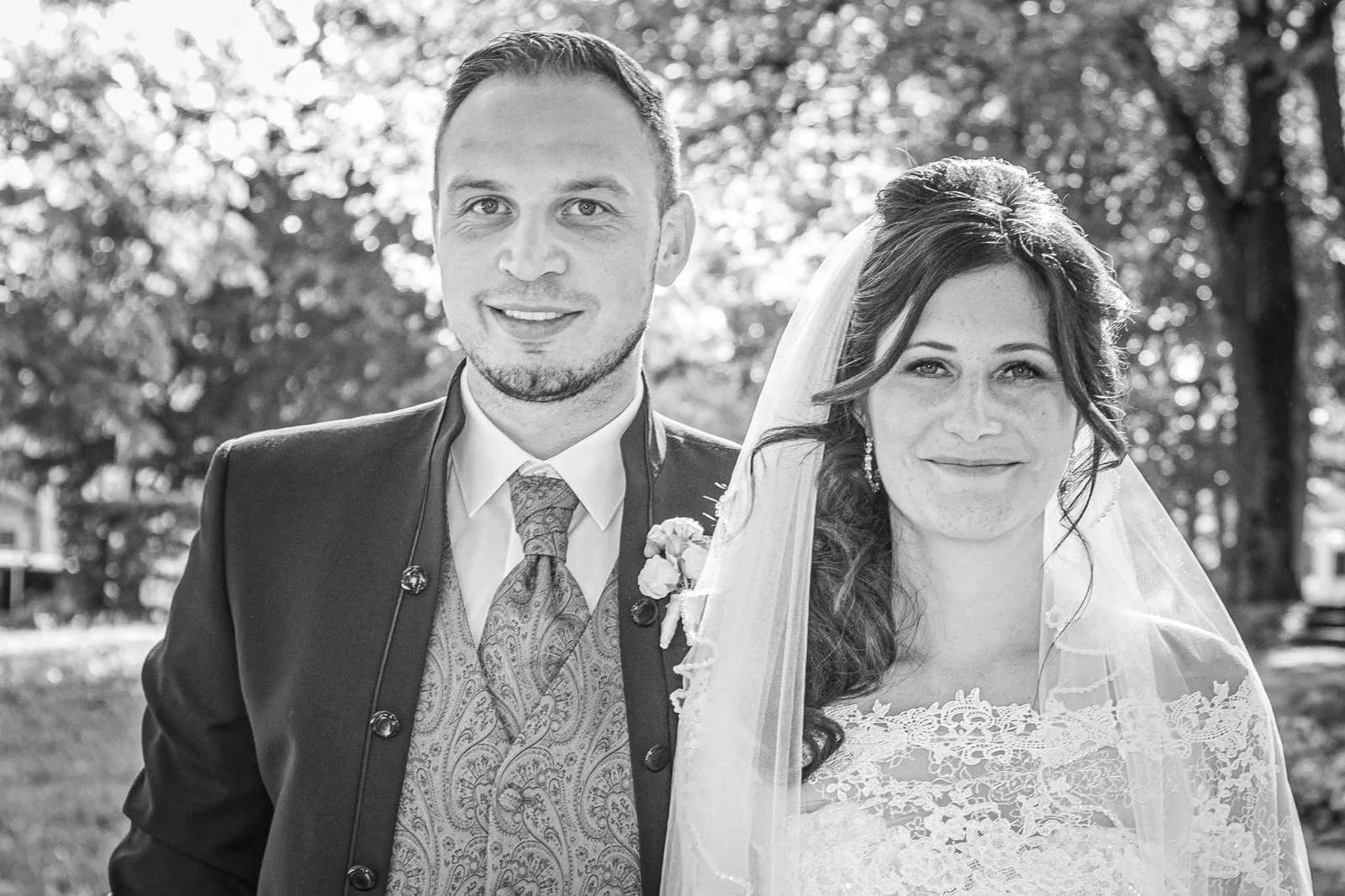 Lächelndes Brautpaar Porträt in Schwarzweiss, Hochzeitsfotografie Sömmerda