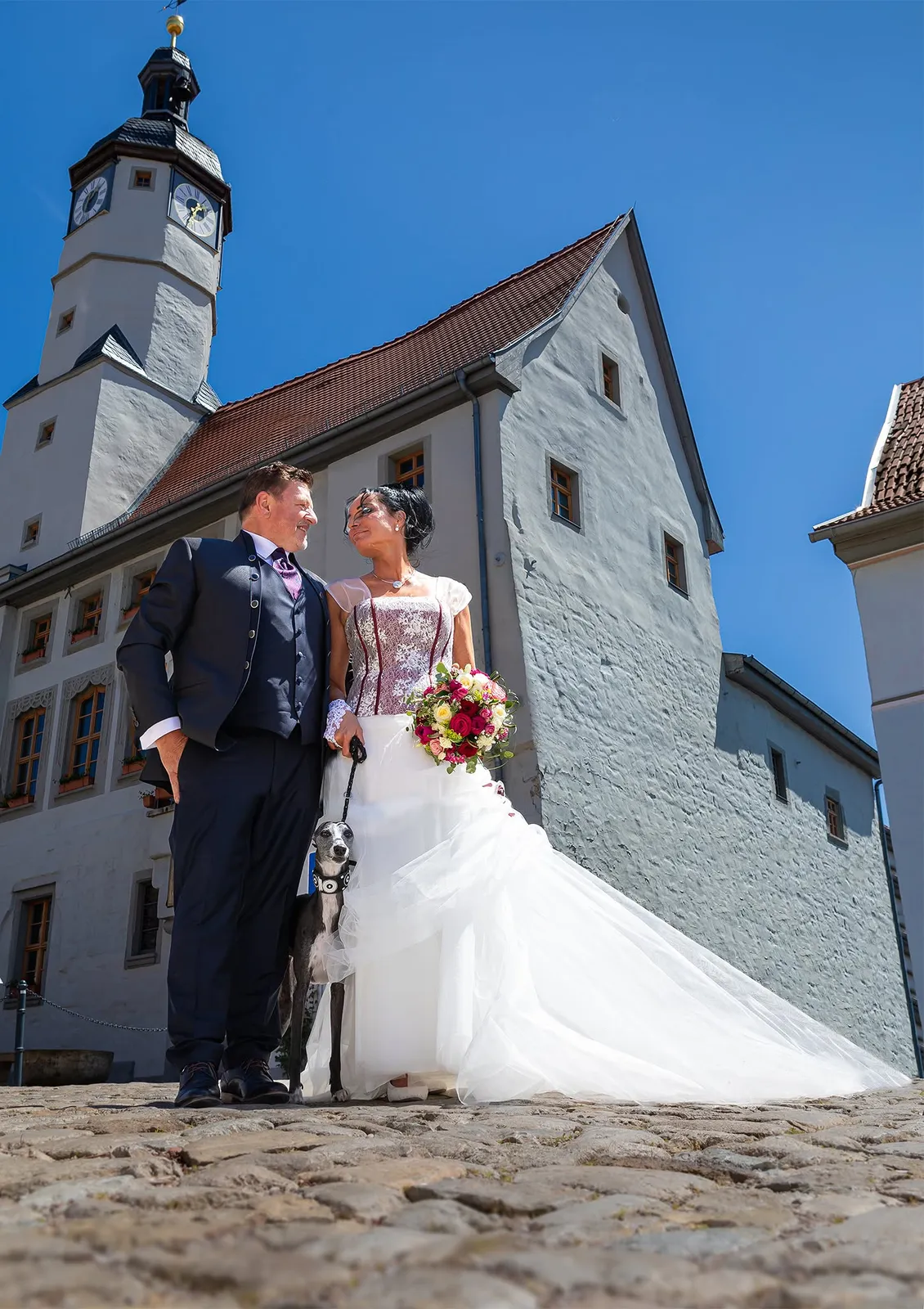Brautpaar vor dem kompletten Standesamt in Weißensee, aus der Bodenperspektive fotografiert