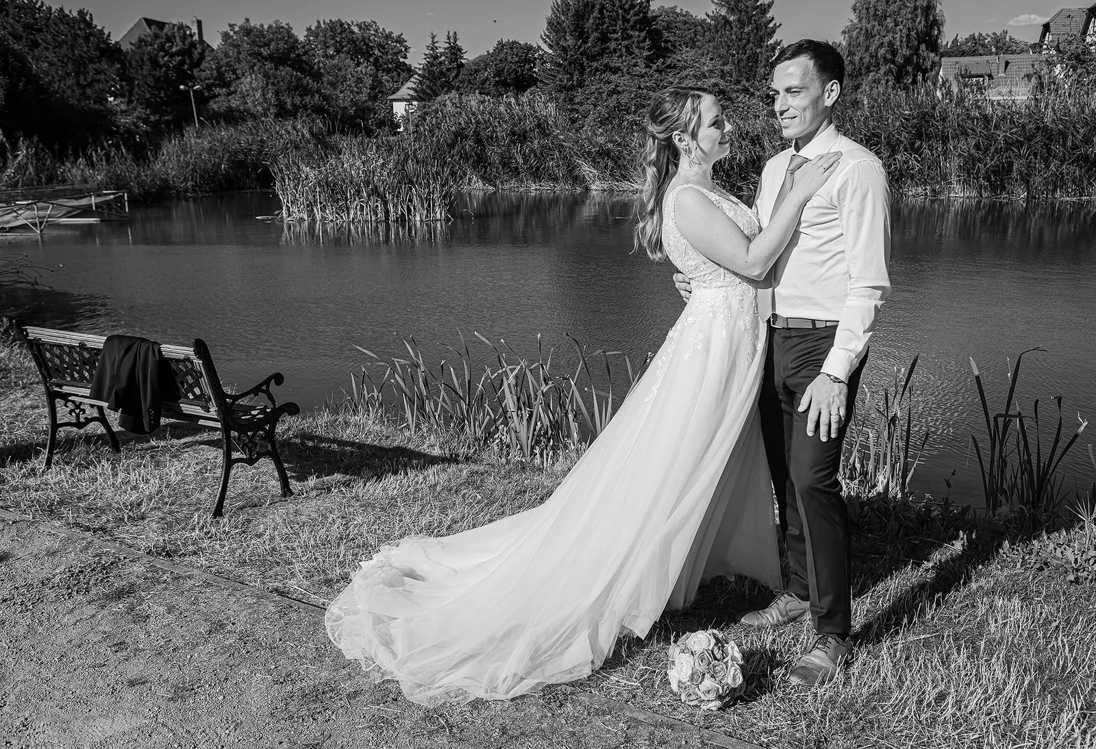 Brautpaar am See mit Bank in Schwarzweiss, Hochzeitsfotografie Sömmerda