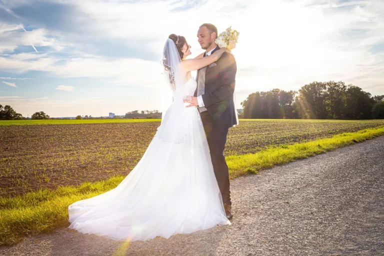 Brautpaar im Feld bei goldenem Sonnenuntergang, Hochzeitsfotografie Sömmerda