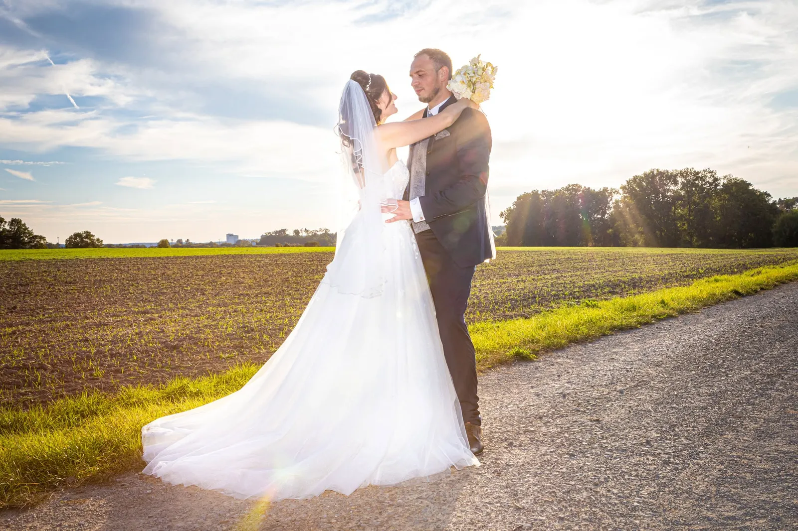 Brautpaar im Feld bei goldenem Sonnenuntergang, Hochzeitsfotografie Sömmerda