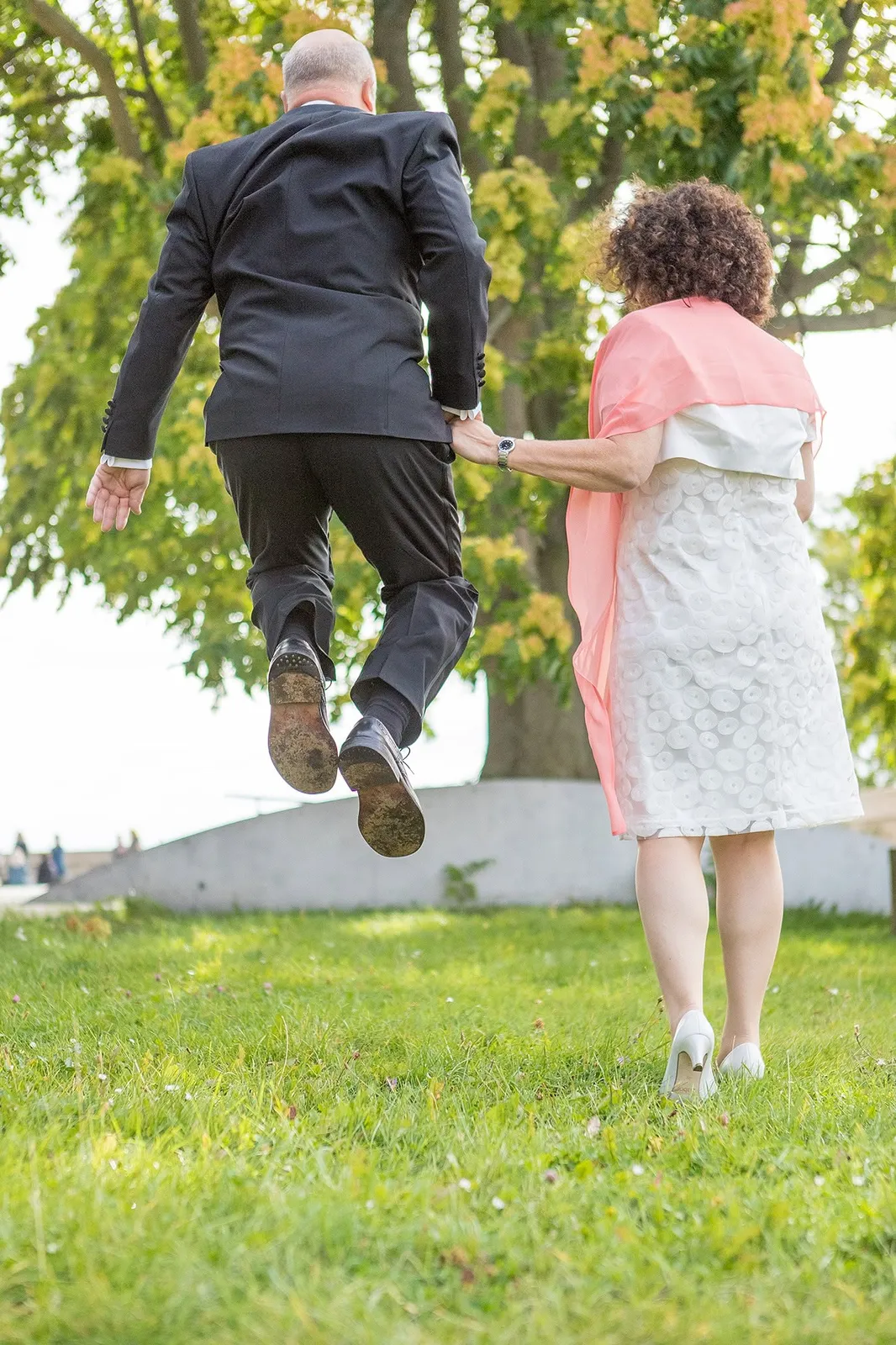 Brautpaar springt vor Freude im Garten, Hochzeitsfotografie Sömmerda