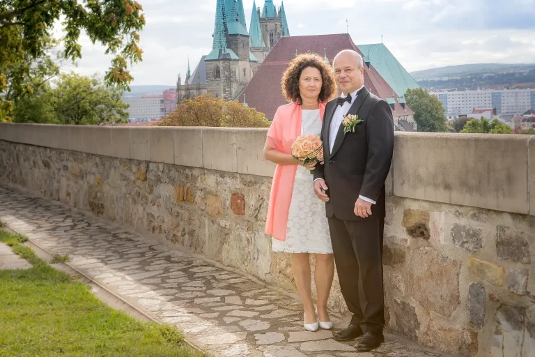 Brautpaar vor historischer Stadtkulisse, Hochzeitsbilder Sömmerda