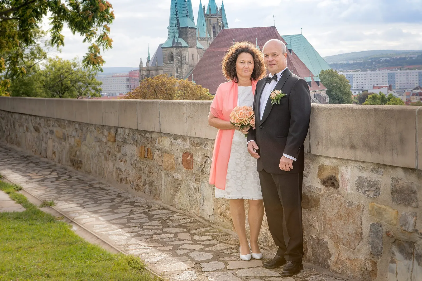 Brautpaar vor historischer Stadtkulisse, Hochzeitsbilder Sömmerda