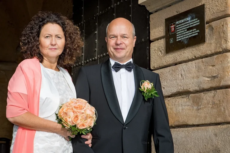 Brautpaar vor historischem Portal, standesamtliche Trauung, Hochzeitsfotograf Sömmerda