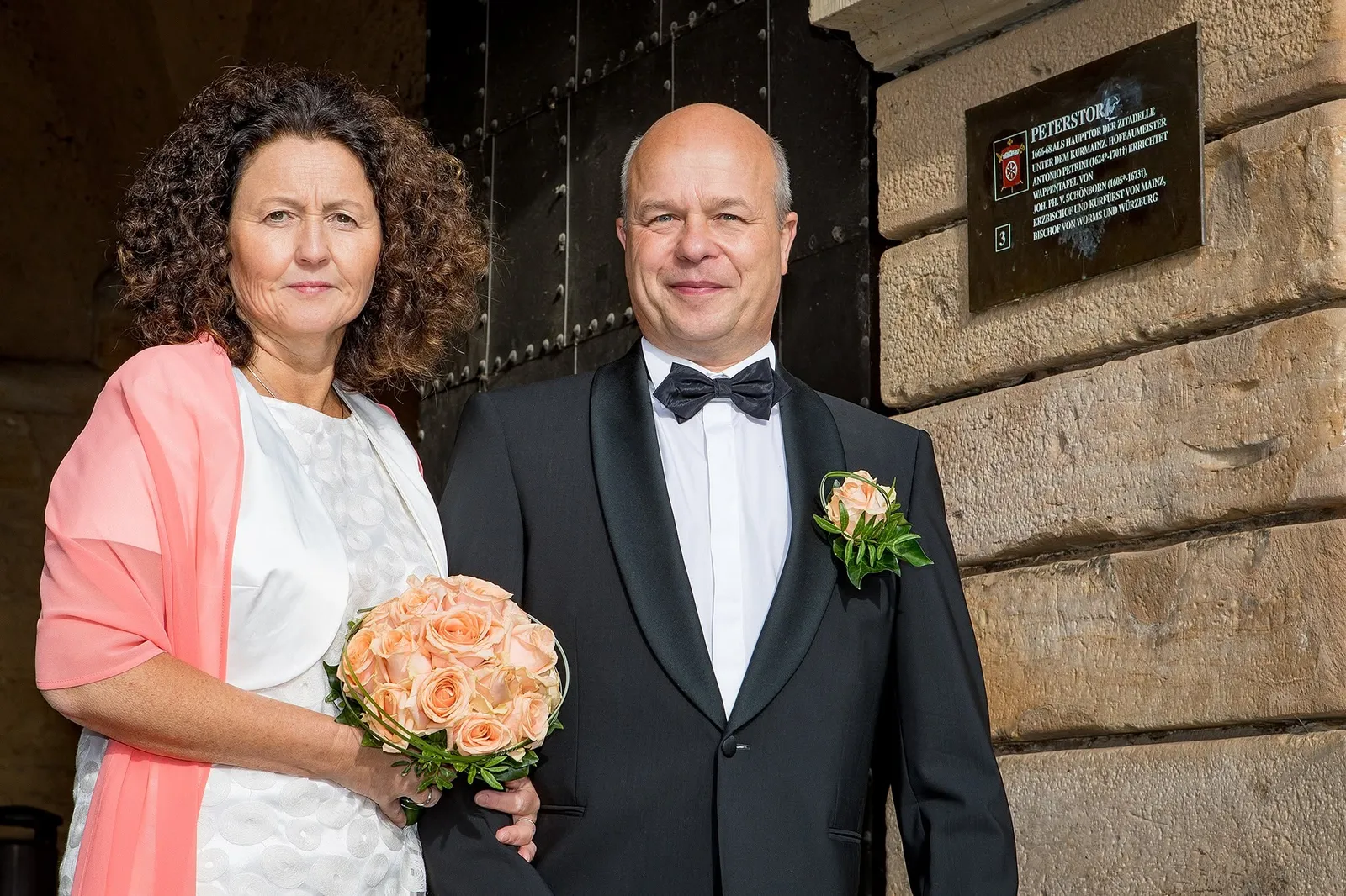 Brautpaar vor historischem Portal, standesamtliche Trauung, Hochzeitsfotograf Sömmerda