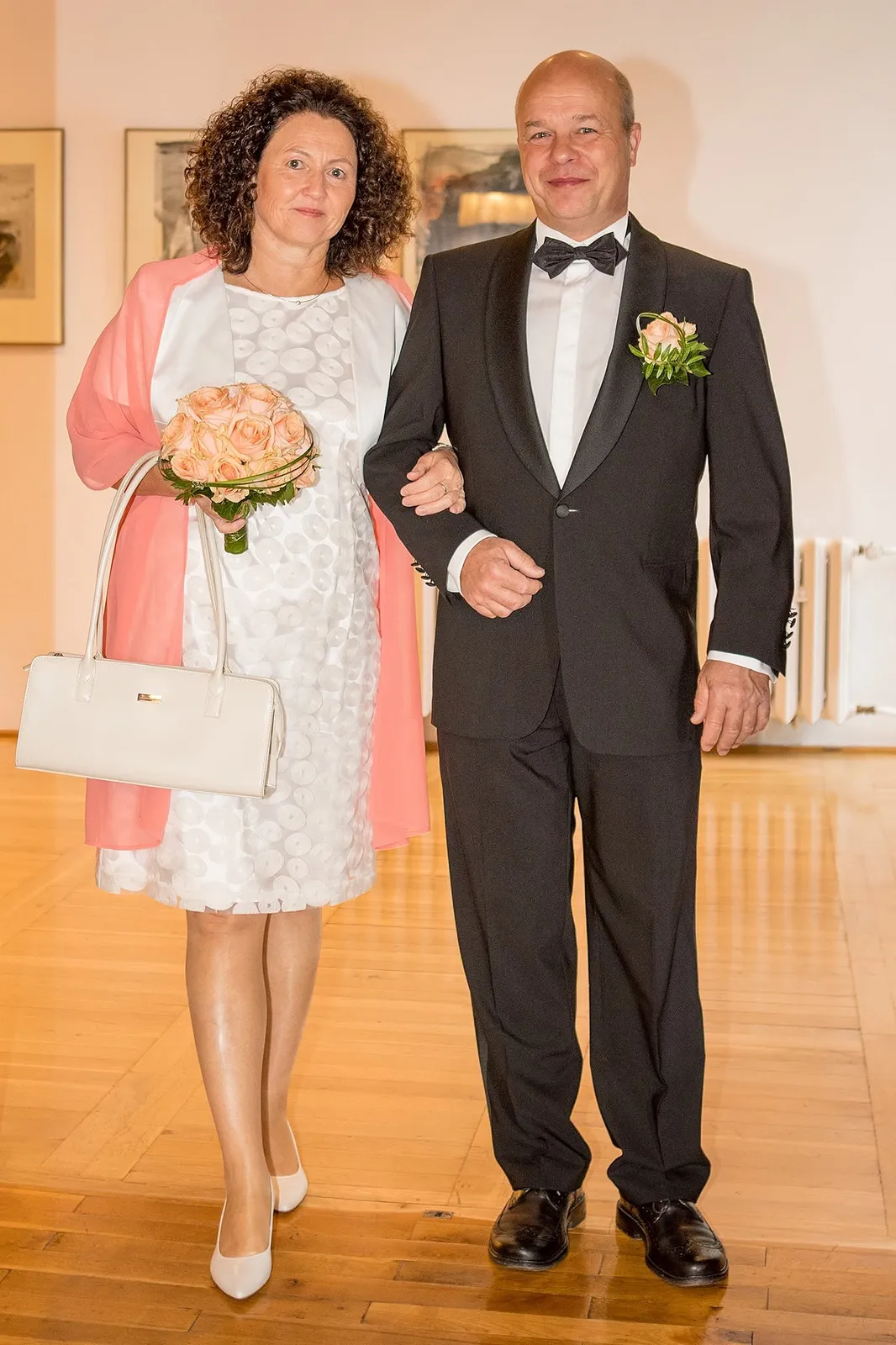 Brautpaar mit Strauss nach der standesamtlichen Trauung, Hochzeitsfotograf Sömmerda