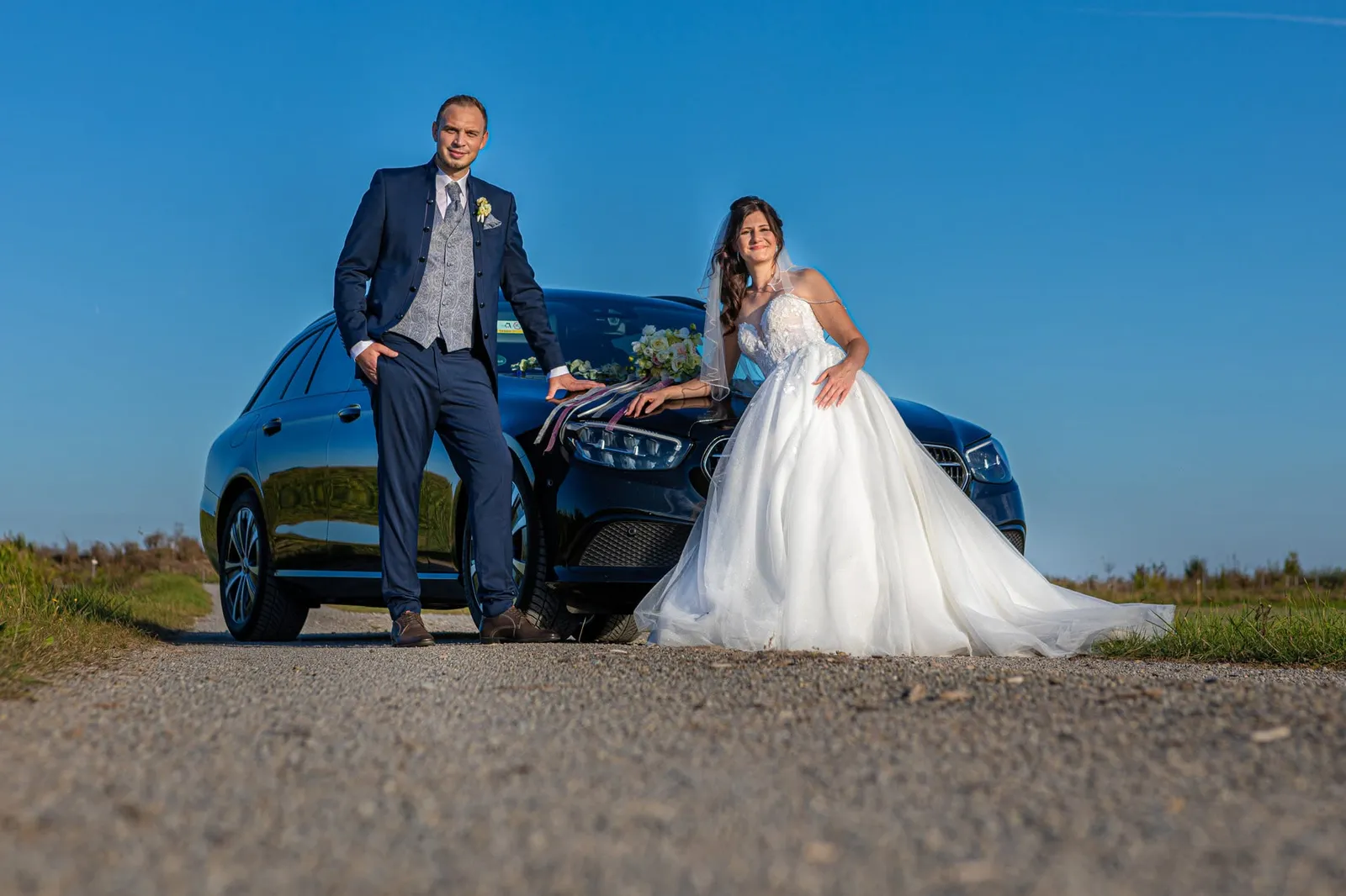 Brautpaar auf blauem Traktor im Feld, Landhochzeit mit Hochzeitsfotograf Sömmerda