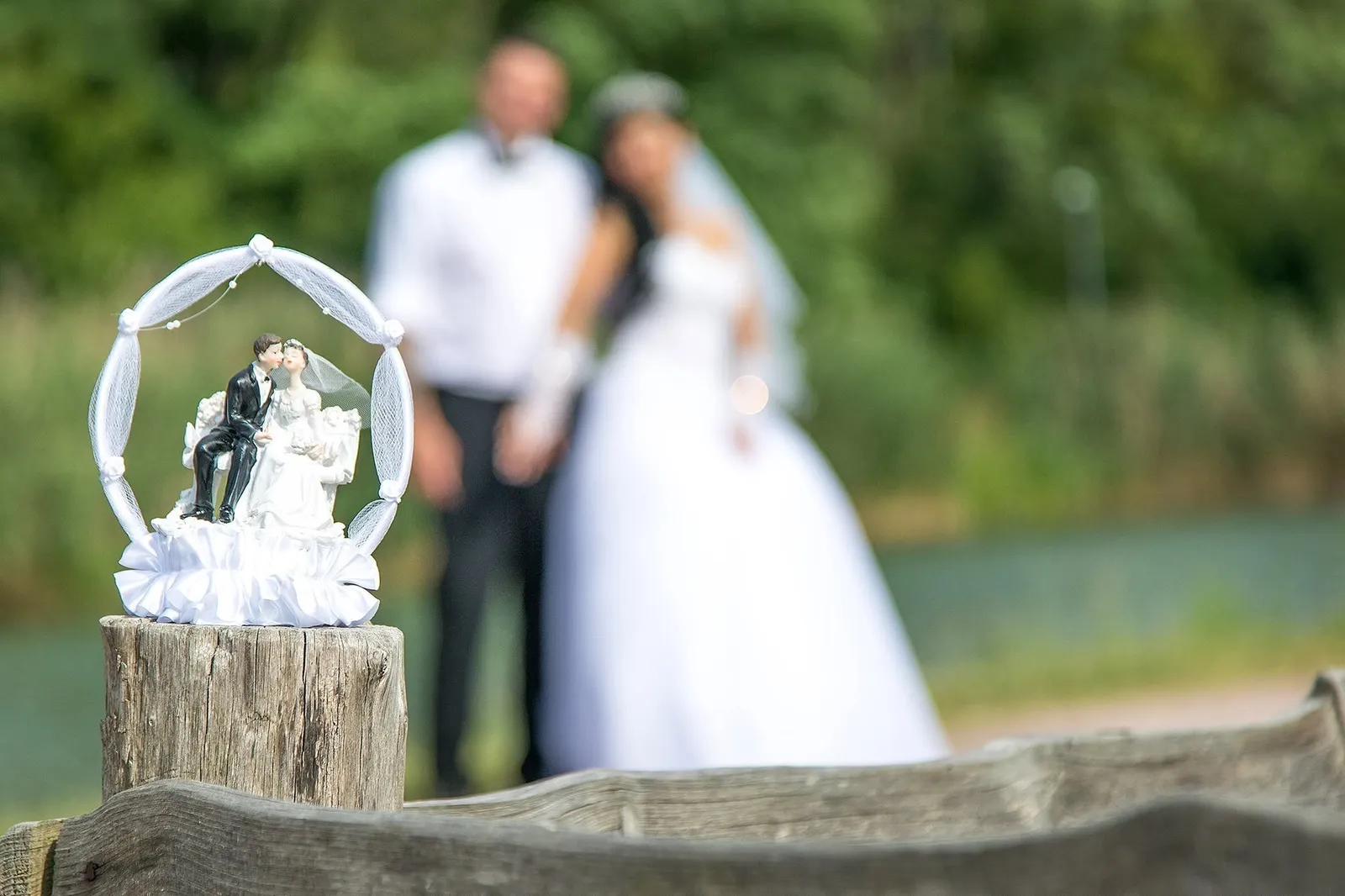 Brautstrauss im Korb als Hochzeitsdeko am Wasser, Hochzeitsfotograf Sömmerda