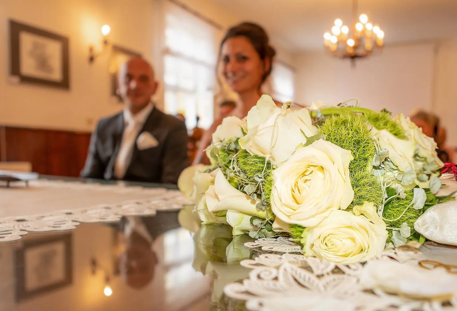 Brautstrauss als Detailaufnahme an der Hochzeitstafel, Hochzeitsfotograf Sömmerda