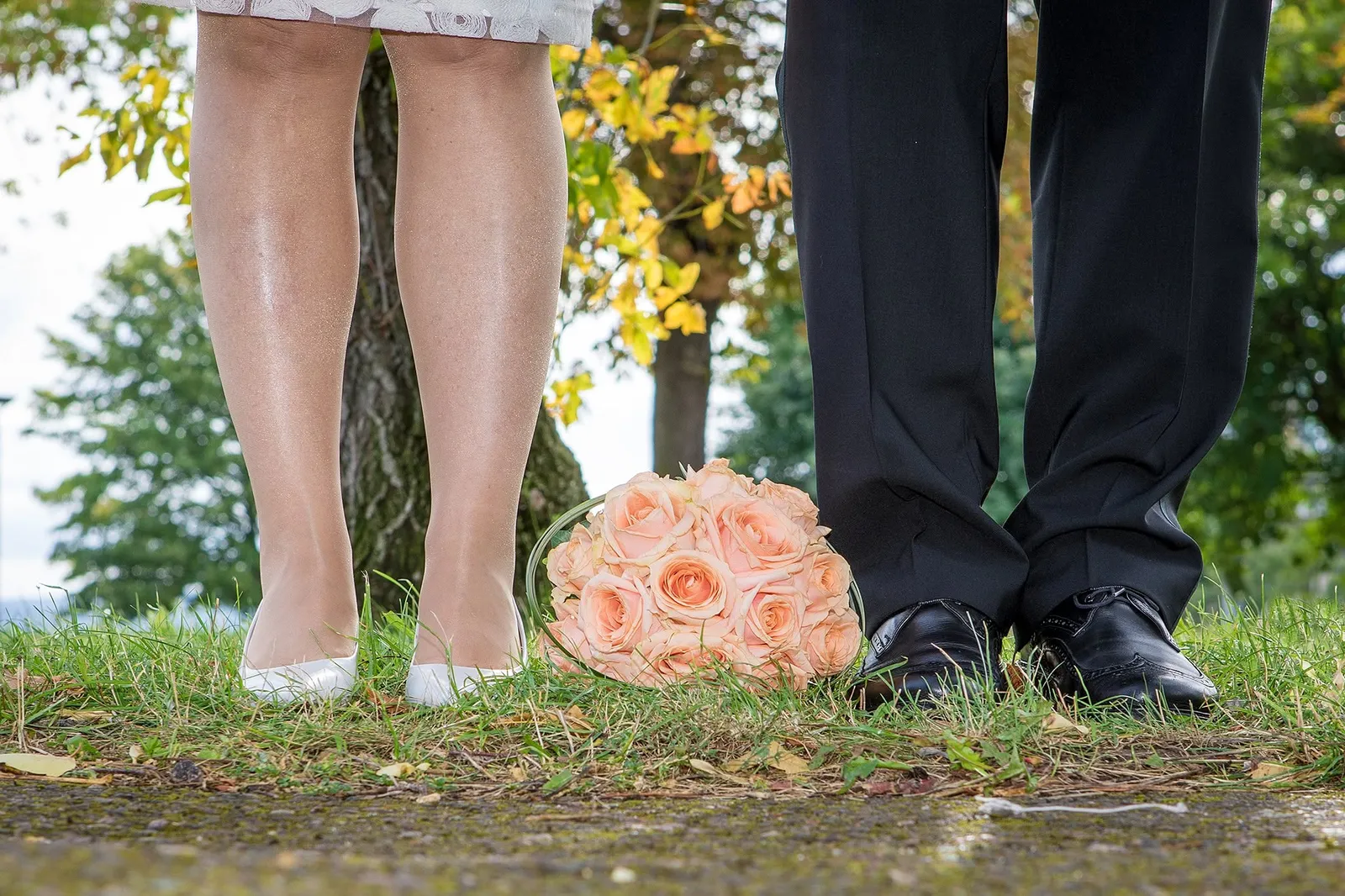 Detailaufnahme von Brautschuhen und Brautstrauss am Boden, Hochzeitsfotografie Sömmerda