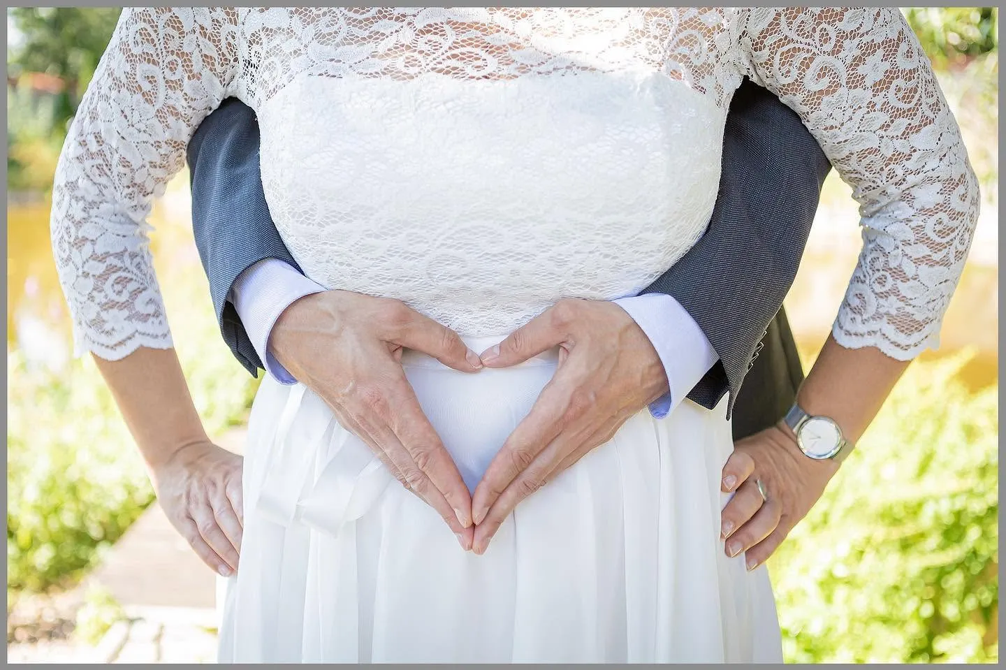 Hände formen ein Herz auf dem Spitzenkleid, Hochzeitsdetail Hochzeitsfotograf Sömmerda