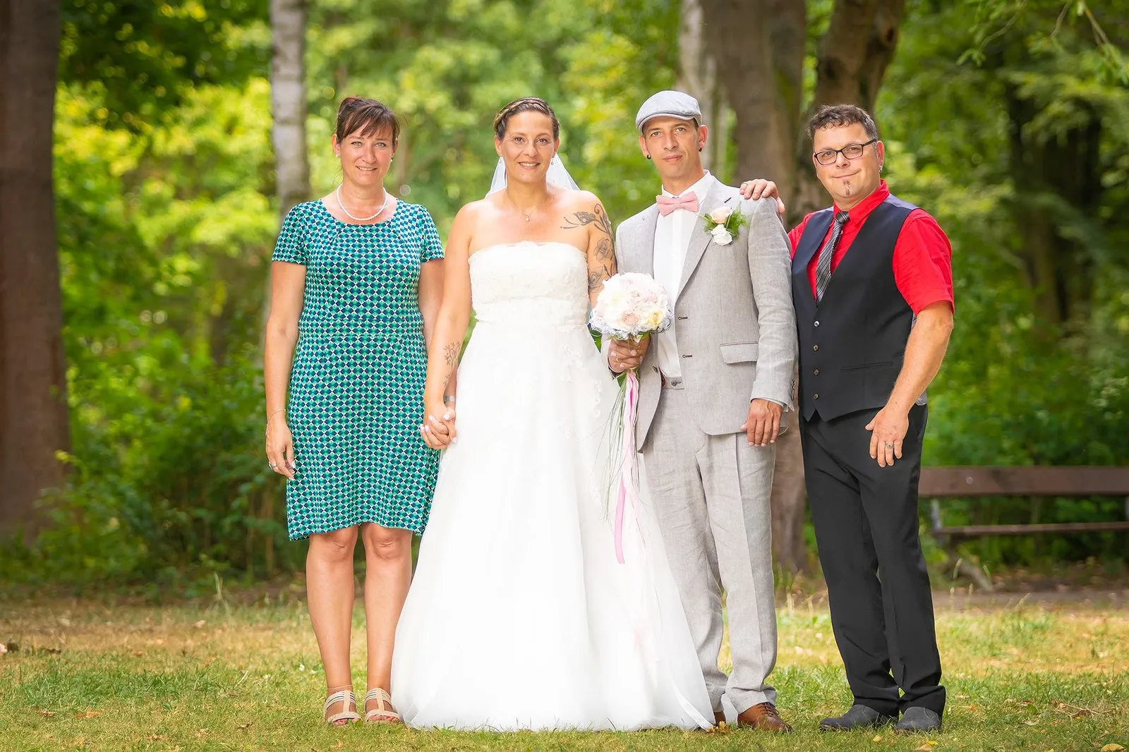 Familienfoto der Hochzeitsgesellschaft auf der Wiese, Hochzeitsfotograf Sömmerda
