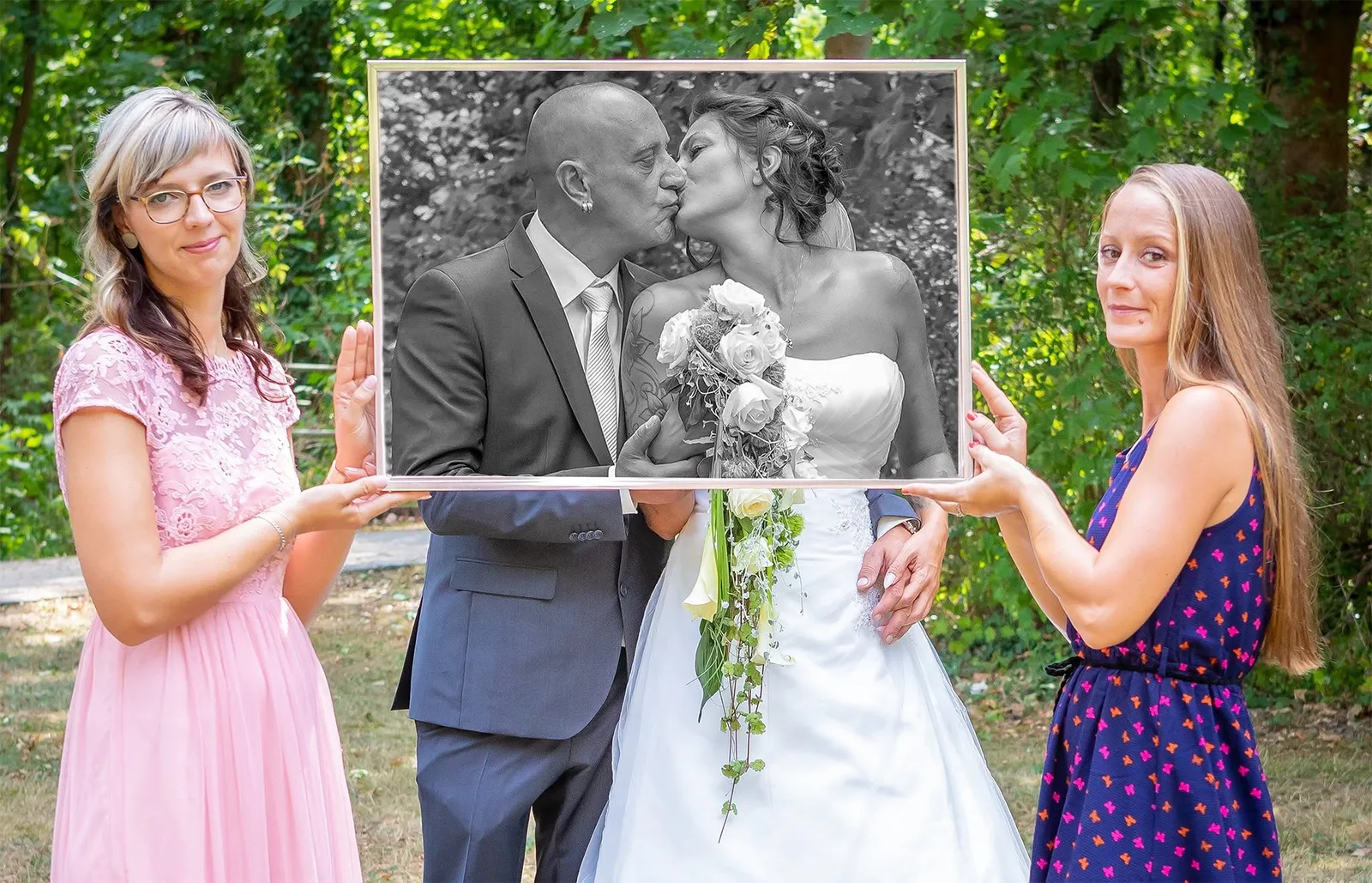 Kreative Fotoidee mit gerahmtem Hochzeitsfoto, Hochzeitsfotografie Sömmerda