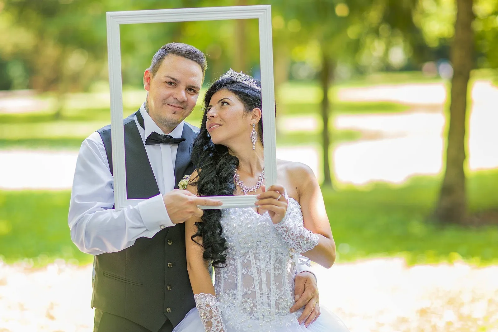 Brautpaar mit leerem Bilderrahmen als Fotoidee, Hochzeitsfotografie Sömmerda