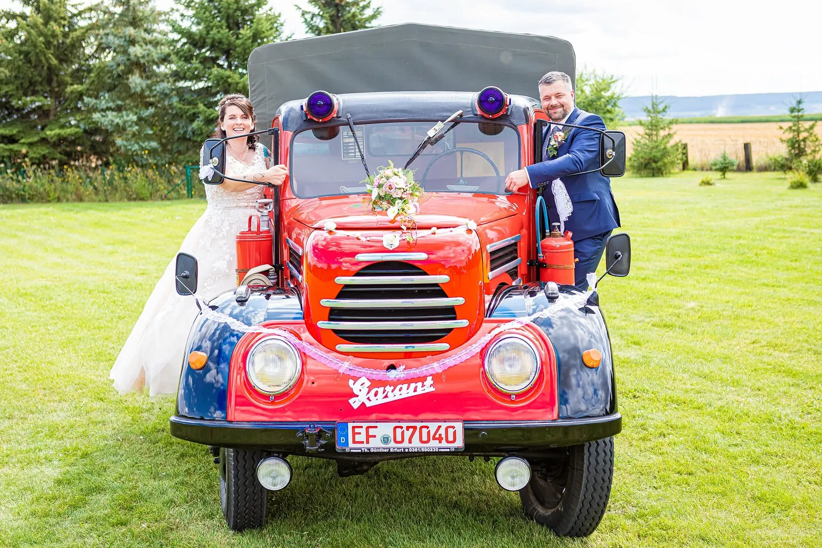 Geschmückter roter Hochzeits Oldtimer mit Brautpaar, Hochzeitsfotograf Sömmerda